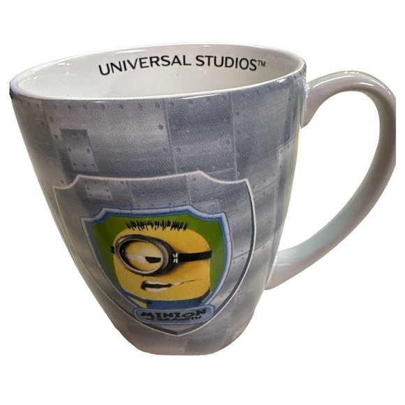 Universal Studios Despicable Me Minion Of The Month Might 16 oz - Picture 2 of 6